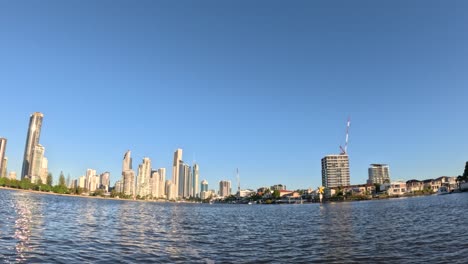 paseo en barco panorámico que muestra el horizonte de la costa dorada