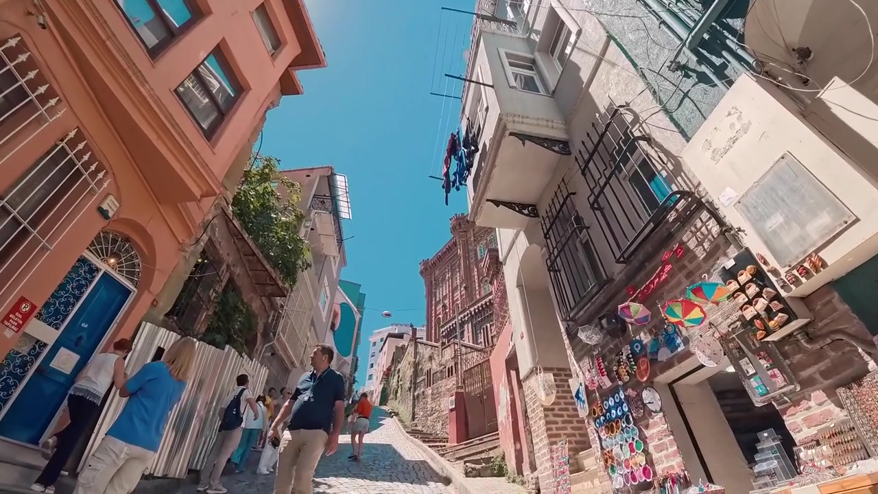 Turisti che camminano attraverso una stretta via acciottolata a Istanbul.