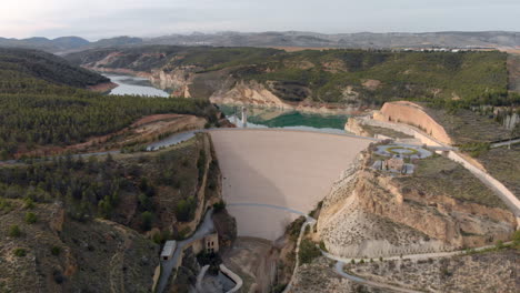 enorme embalse épico retiene las aguas de un lago masivo en antena de drones de españa