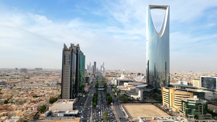 Ripresa aerea con drone di King Fahd Road a Riad, capitale dell'Arabia Saudita