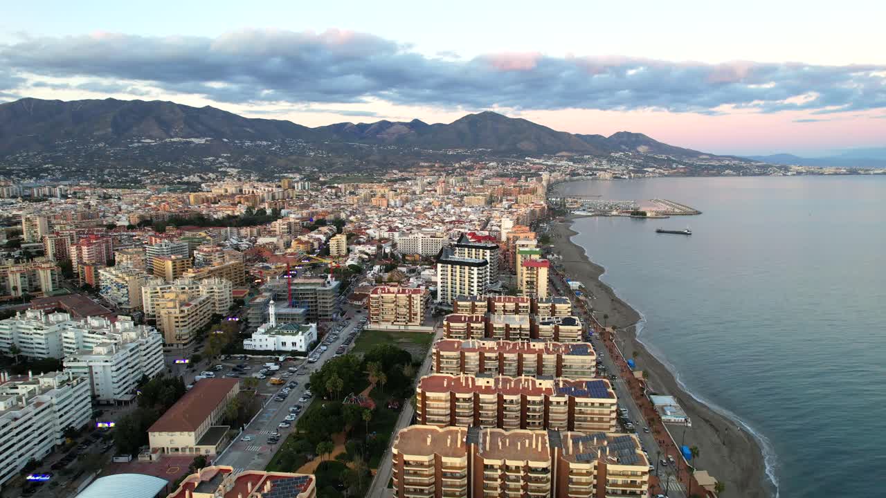 Panoramica aerea con dolly inverso sulle colline e sulla spiaggia di Fuengirola, in Spagna