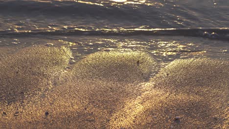 Meerwasser-Plätschert-Sanft-Im-Sonnenlicht-Auf-Den-Strand