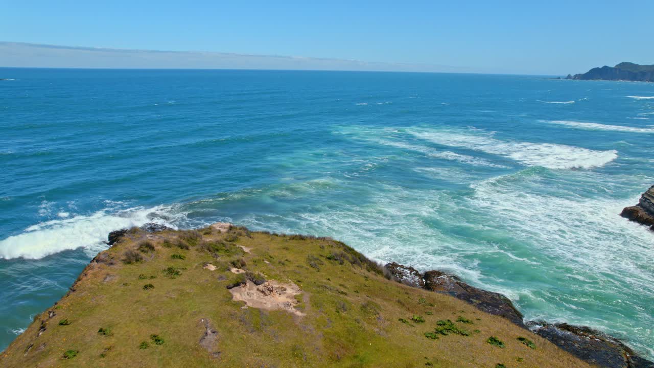 vista aérea sobre el muelle del tiempo, puerto del tiempo, día soleado en chiloe, chile