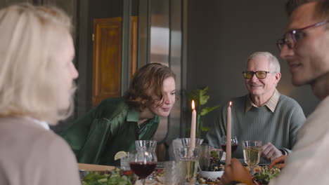 familia feliz sentada a la mesa y comiendo juntos