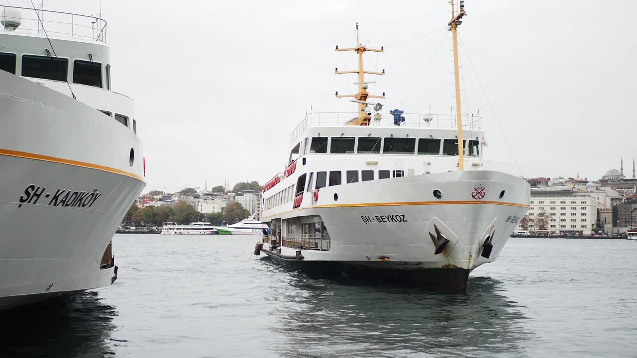 barcos de ferry en el puerto de estambul