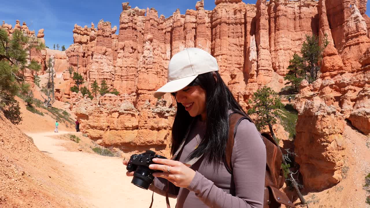 Mulher Sorridente Tirando Fotos em um Lindo Parque Nacional Desértico