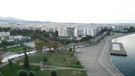 revelando clip de 4k sobre el puerto y el centro de la ciudad de tesalónica en grecia