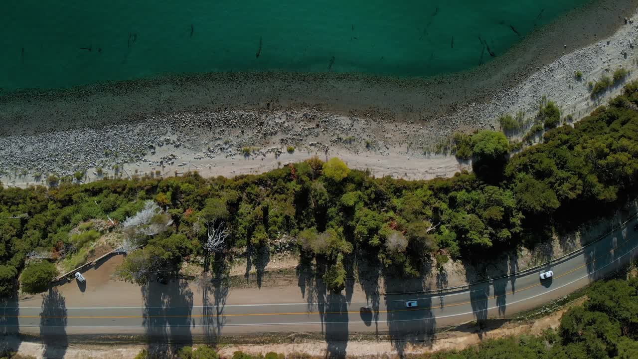 vista aérea de una carretera con coches pasando