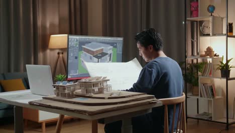 arquitecto trabajando en el diseño de la casa por la noche