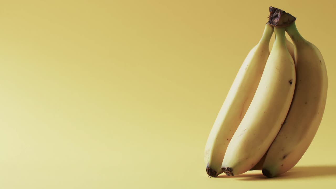 video de plátanos con espacio de copia sobre fondo amarillo