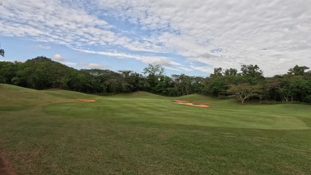 조용한 골프 코스의 전망입니다.