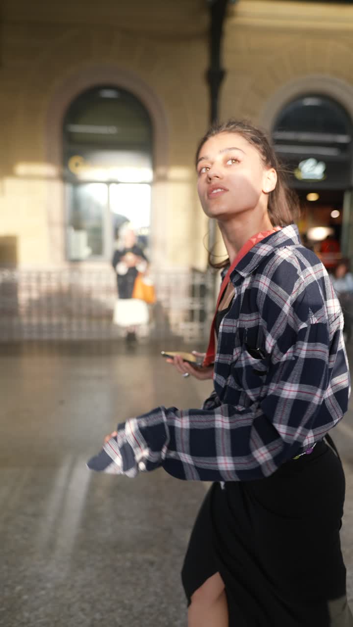 mujer con camisa a cuadros en la estación de tren