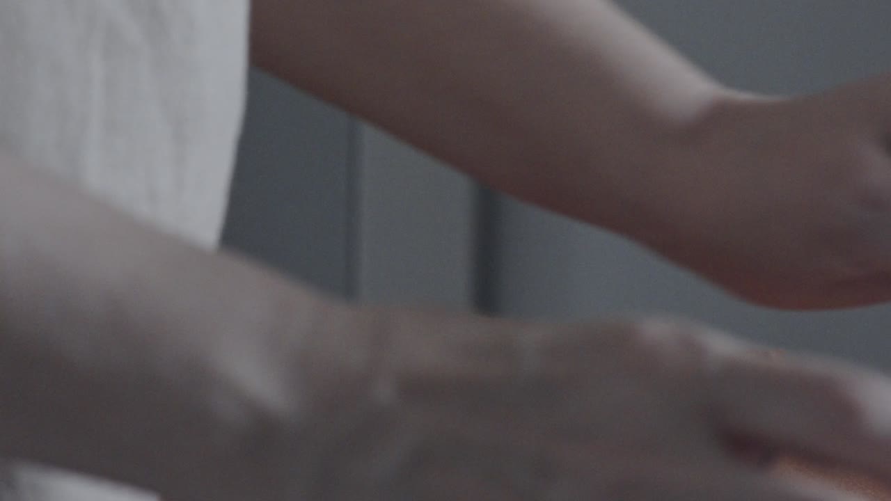 tela de planchar en un taller de sudoración de una persona oscura