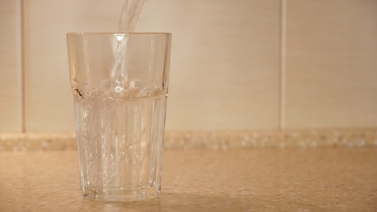 vertiendo agua en un vaso
