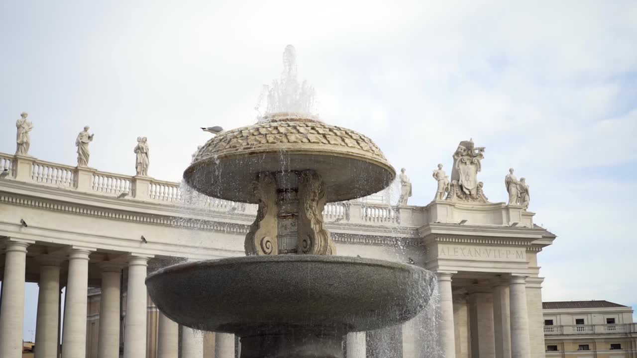 fuente en la plaza de san pedro, ciudad del vaticano