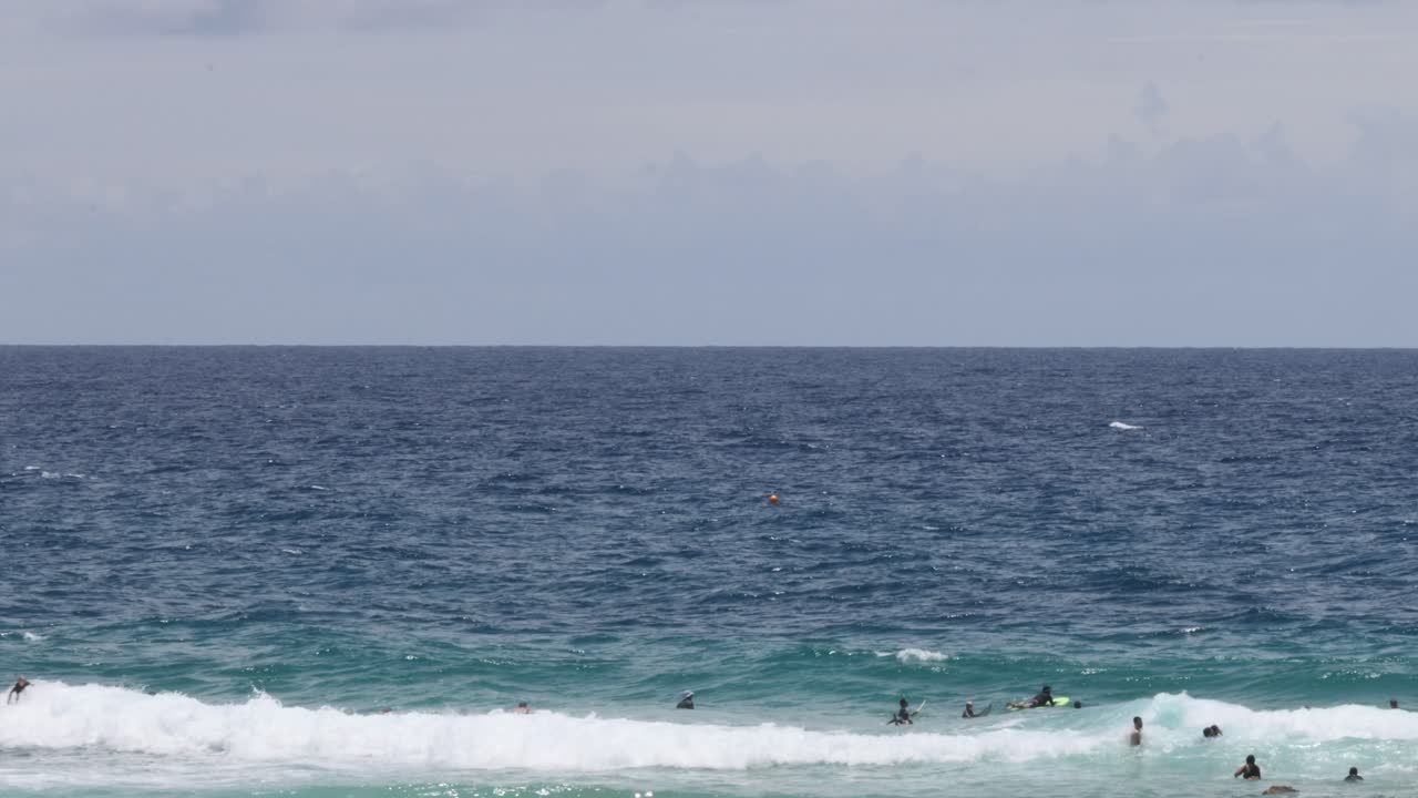 서퍼 들 이 열린 바다 에서 파도 를 잡고 있다