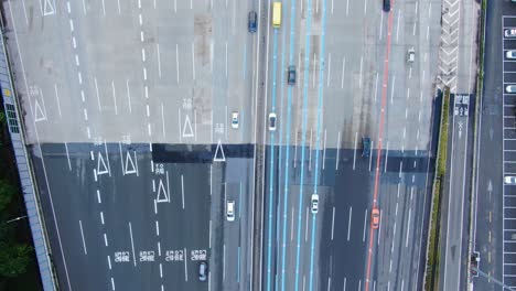 la vista de una carretera concurrida desde el cielo