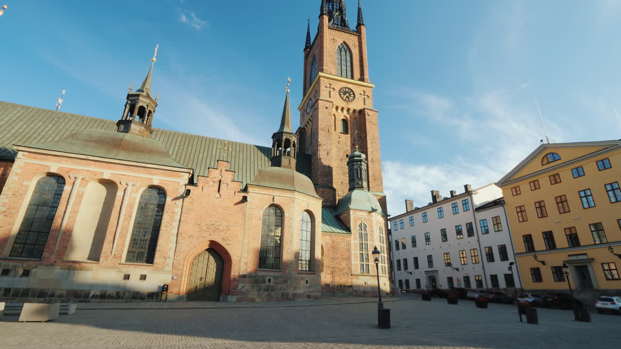 스톡홀름의 금속 첨탑이 있는 틸트 샷 유명한 교회 - riddarholmen 교회 4k 비디오