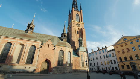 Tilt-Shot-Famosa-Iglesia-Con-Una-Aguja-De-Metal-En-Estocolmo---Riddarholmen-Iglesia-4k-Video