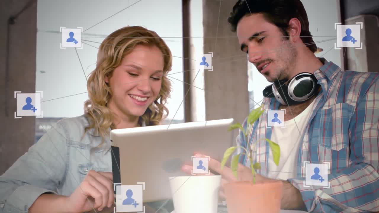 animación de una red de iconos sobre un hombre y una mujer usando una tableta en la oficina