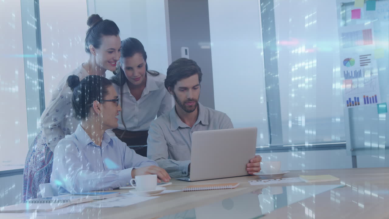 animación de pantallas de cuadrados de mosaico sobre diversos colegas discutiendo en la computadora portátil en la oficina.