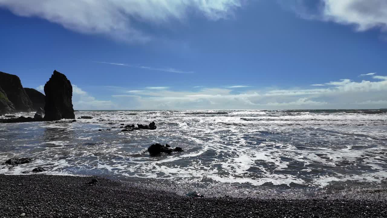 봄의 완전한 조류와 해가 지을 때의 바다 어리 와터포드 아일랜드의 구리 해안
