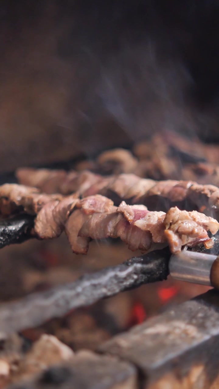 Sate Daging Dipanggang di Atas Bara Arang Panas