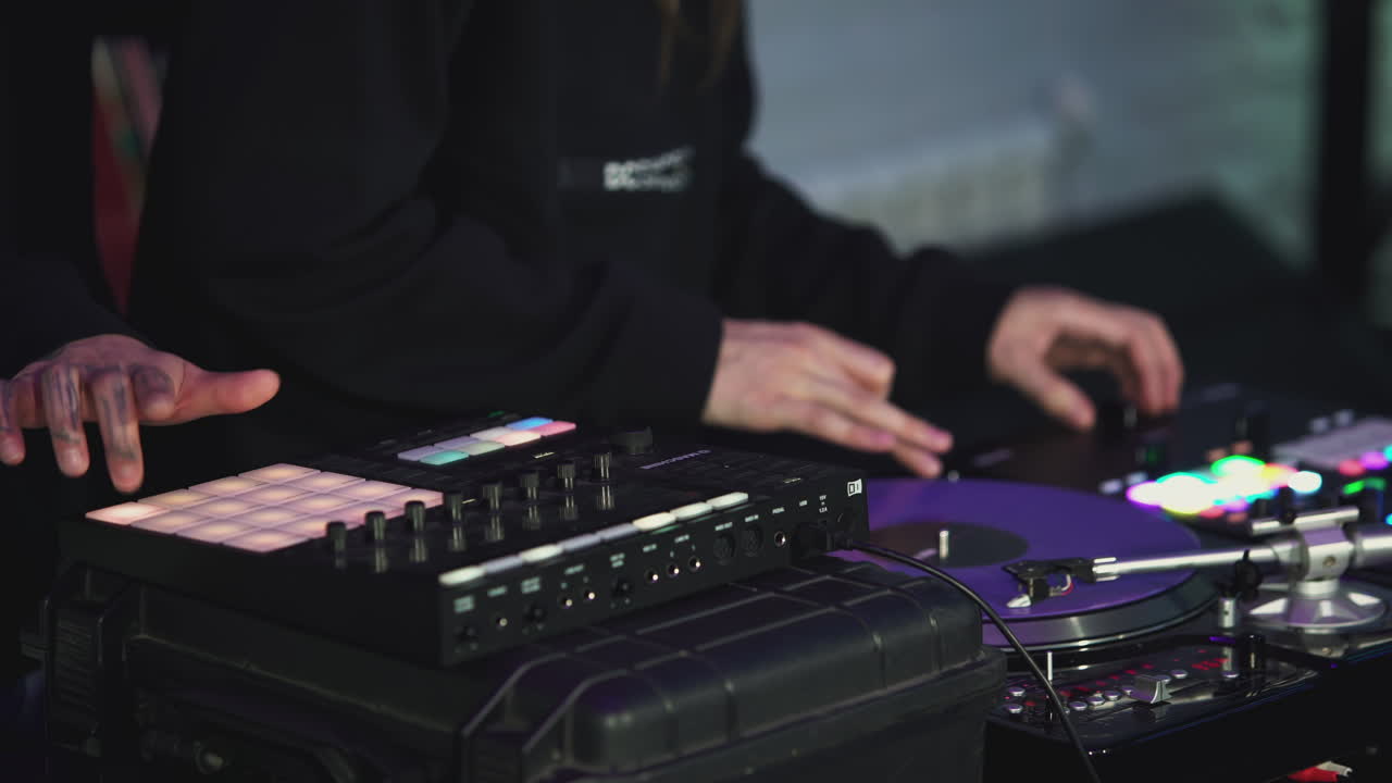 dj actuando en un evento musical
