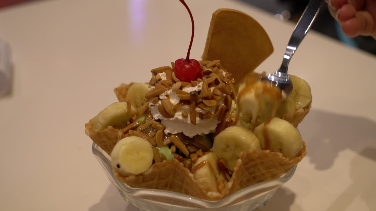 와플과 휘핑 크림이 들어간 아이스크림