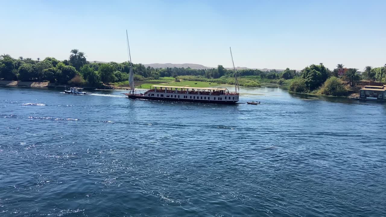 이집트의 나일강 물을 따라 항해하는 대형 이집트 스타일의 보트