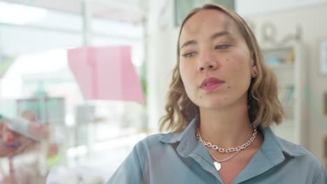 mujer asiática, escritura y planificación de negocios