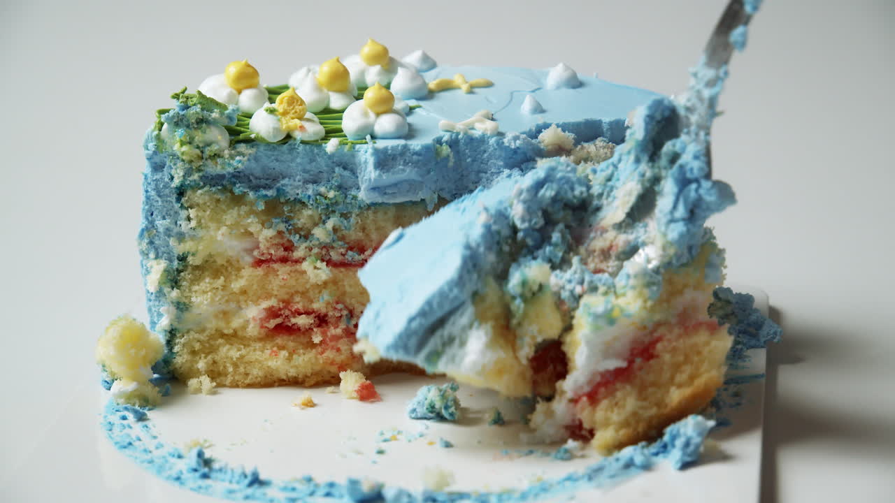 손의 클로즈업  ⁇ 은 생일 케이크를 취합니다.