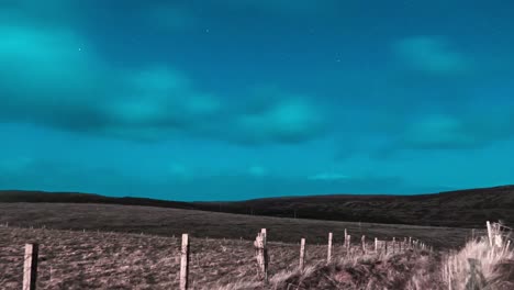 Lapso-De-Tiempo-De-Una-Turba-Y-Un-Páramo-En-Una-Noche-Iluminada-Por-La-Luna