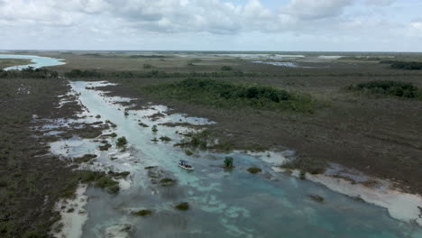 Vista-Rotacional-De-La-Laguna-De-Bacalar-En-Mexico