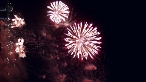 Feuerwerksfeier-Für-Silvester-Mit-Abstraktem,-Mehrfarbigem,-Großem,-Leuchtendem-Feuerwerk-Mit-Bokeh-Lichtern-Am-Nachthimmel
