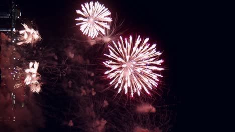 exhibición de fuegos artificiales para la celebración de la víspera de año nuevo con un gran espectáculo de fuegos artificiales multicolor abstracto con luces bokeh en el cielo nocturno