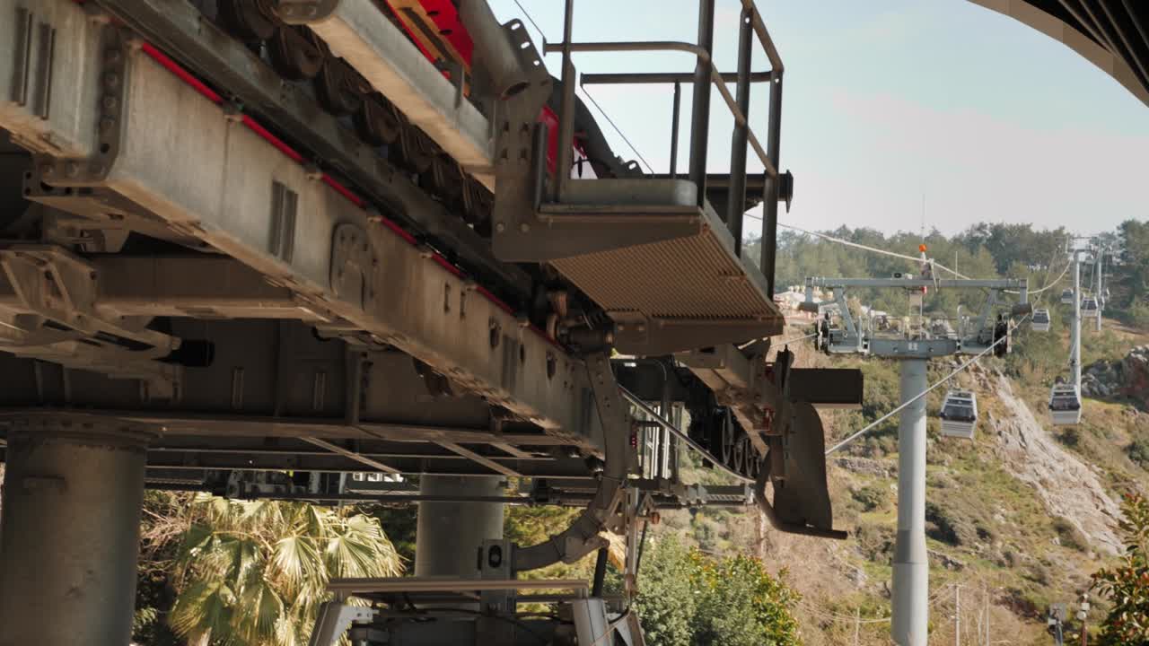 케이블카 메커니즘의 조각: 케이블 리프트 메커리즘의 회전하는 부분. 케이블을 회전시키는 바가 케이블 캐빈을 움직인다.