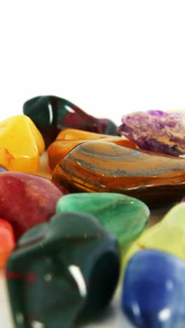 primer plano de piedras de guijarros de colores