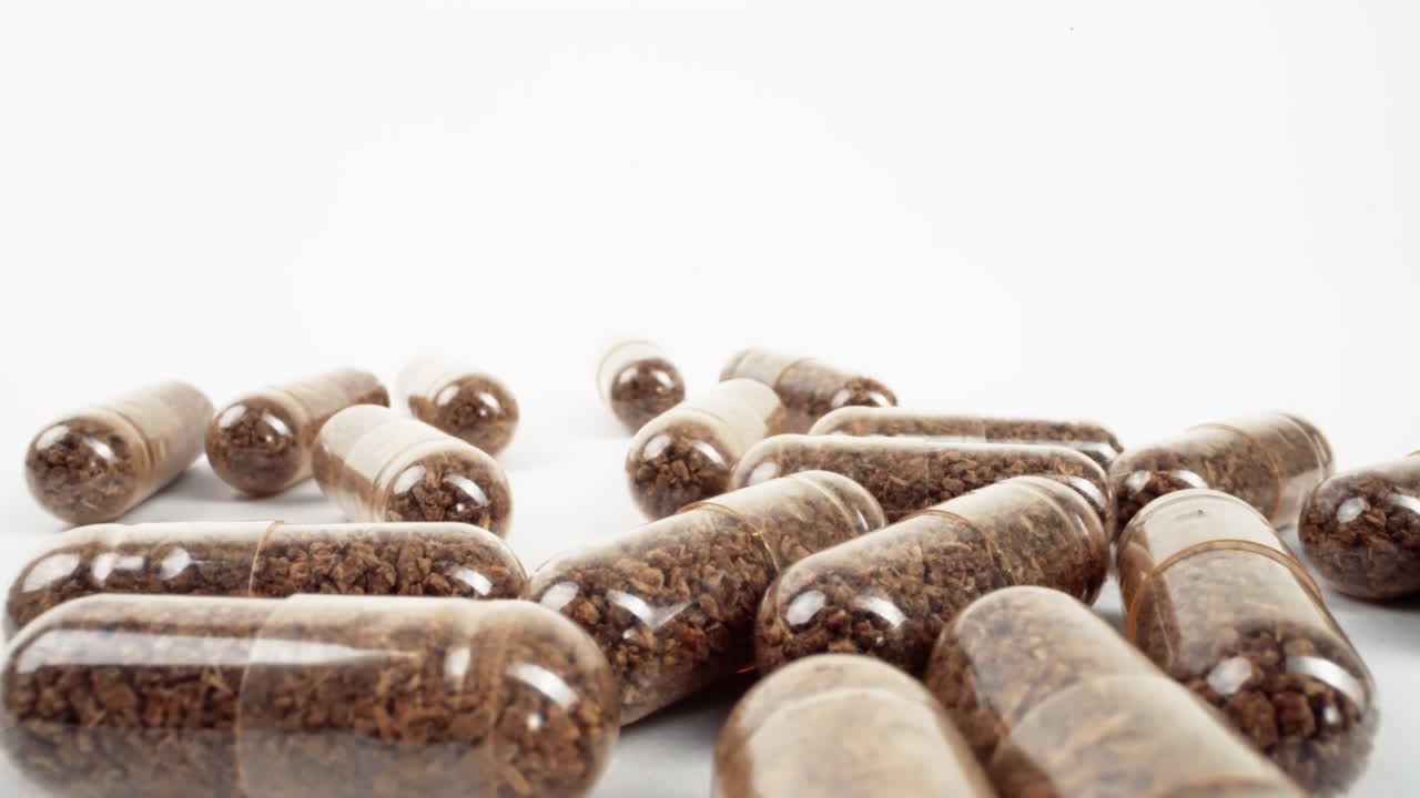 색 바탕에 식물성 성분을 가진 어진 투명한