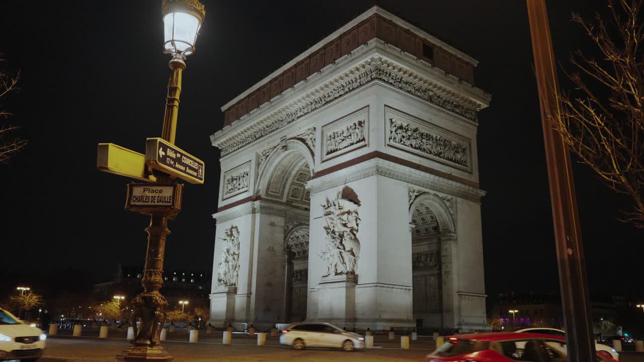 Arco di Trionfo di notte con cartello direzionale, Parigi Francia.