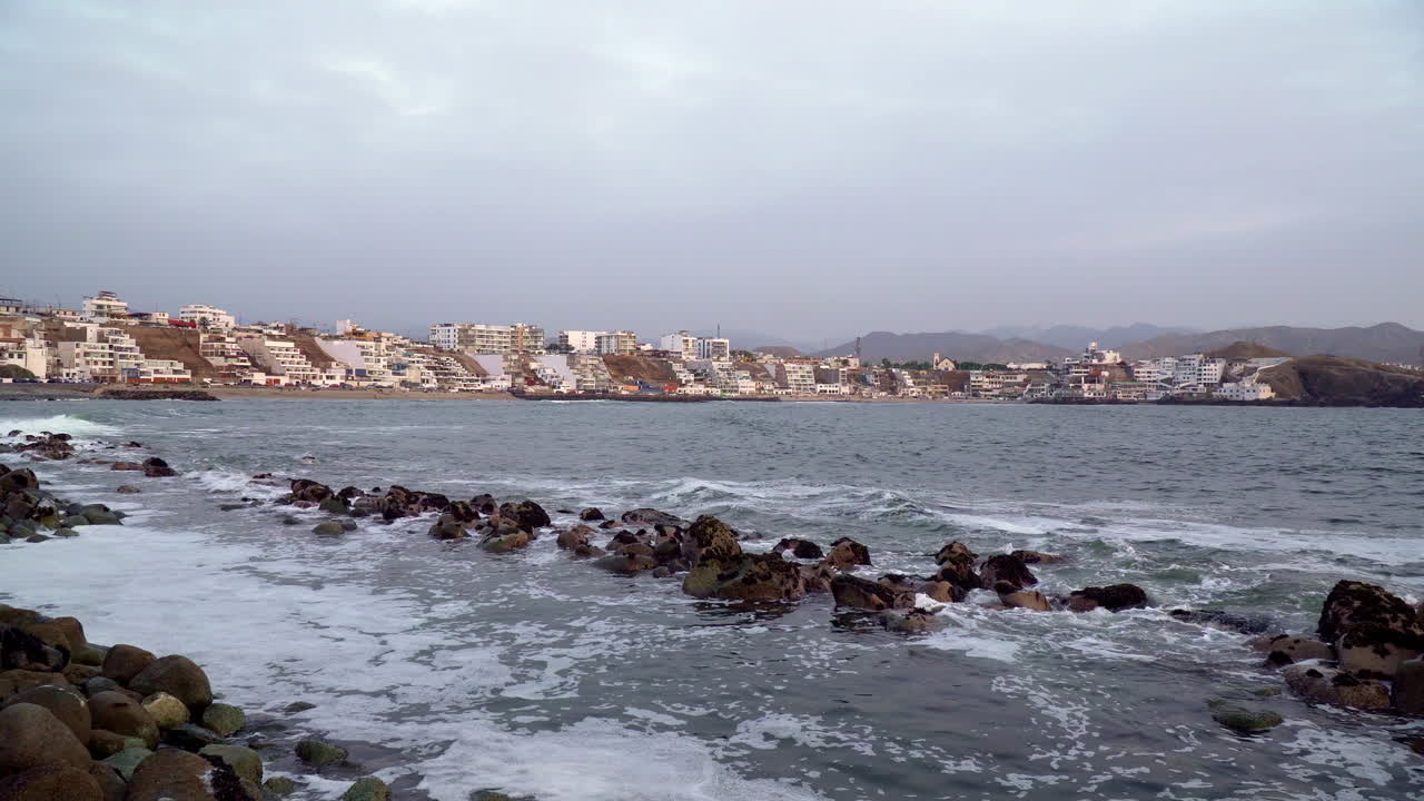 toma fija de olas golpeando las rocas junto a la playa en san bartolo, lima, perú