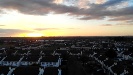 Aéreo---Un-Residencial-De-Lucan,-Un-Día-Frío-De-La-Hora-Mágica-Con-Una-Vista-Del-Atardecer-Desde-Arriba-De-Las-Casas-Y-Los-Tráficos