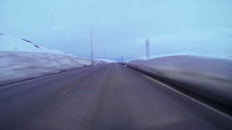 Pov-Aufnahme-Eines-Autos,-Das-Mit-Hoher-Geschwindigkeit-Auf-Einer-Bergstraße-Mit-Eis-Und-Schnee-Fährt-3