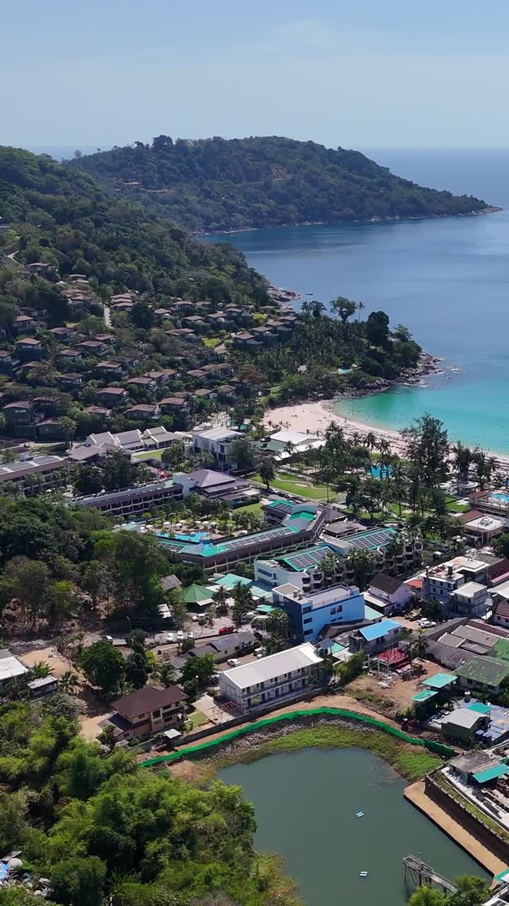 imágenes aéreas de la costa de phuket, mostrando resorts de lujo, vegetación vibrante y aguas turquesas bajo cielos despejados