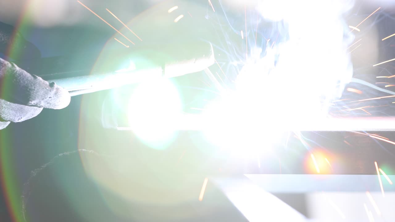 아크 용접을 클로즈업으로 합니다.