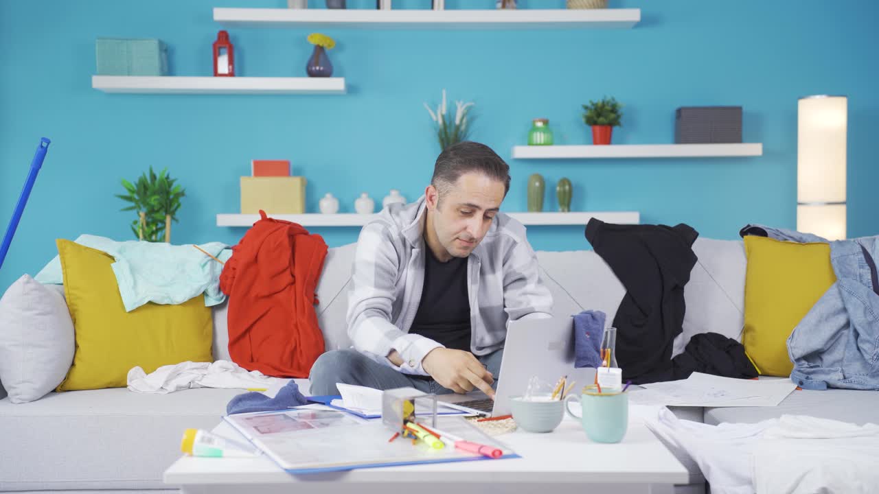 el perezoso quiere dormir en lugar de trabajar.