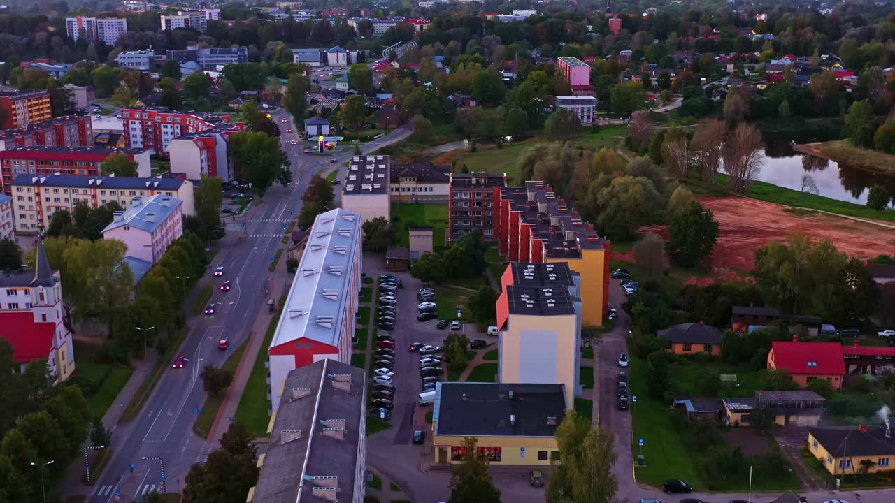 Valmiera, Łotwa, przedstawiająca mieszankę budynków mieszkalnych i dróg w widoku z lotu ptaka o zachodzie słońca