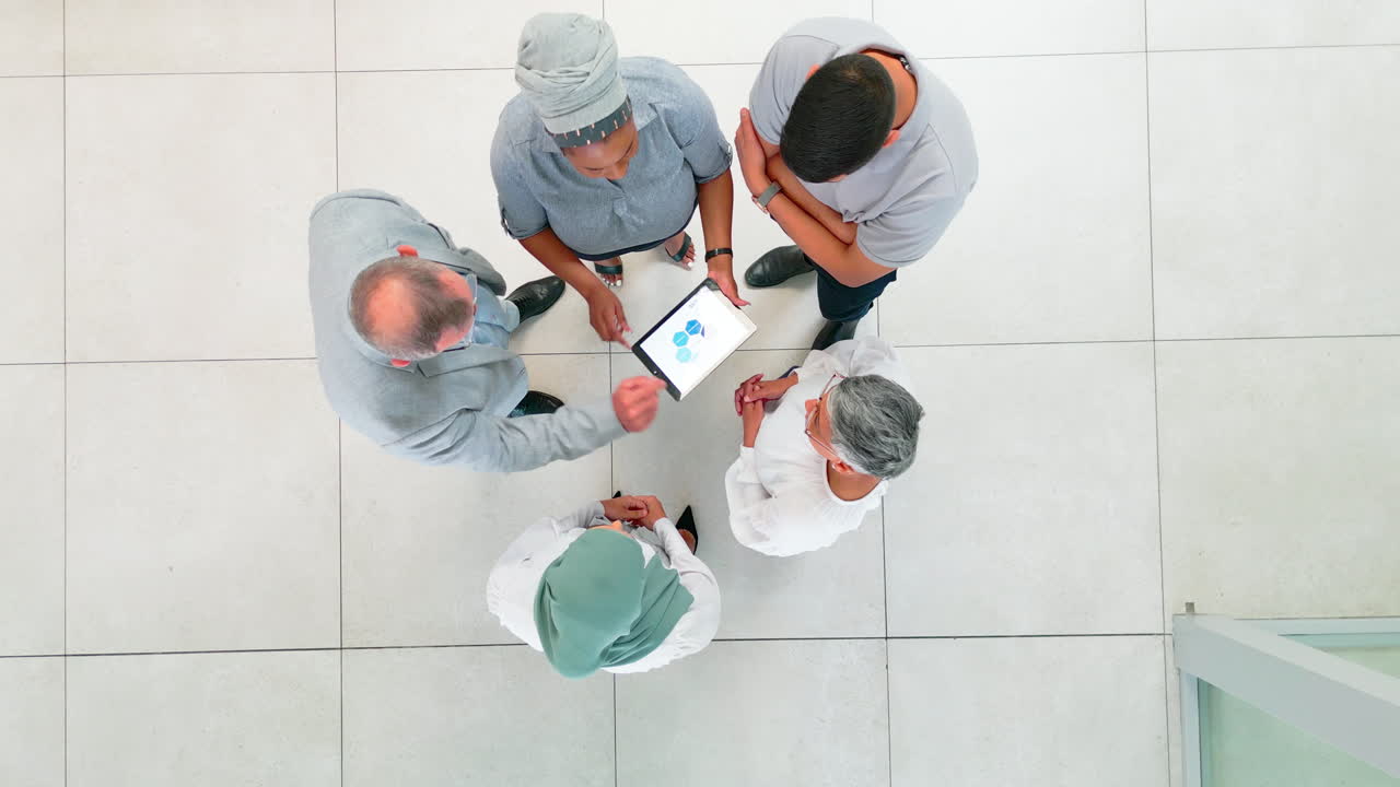 gente de negocios, tableta y discusión de planificación