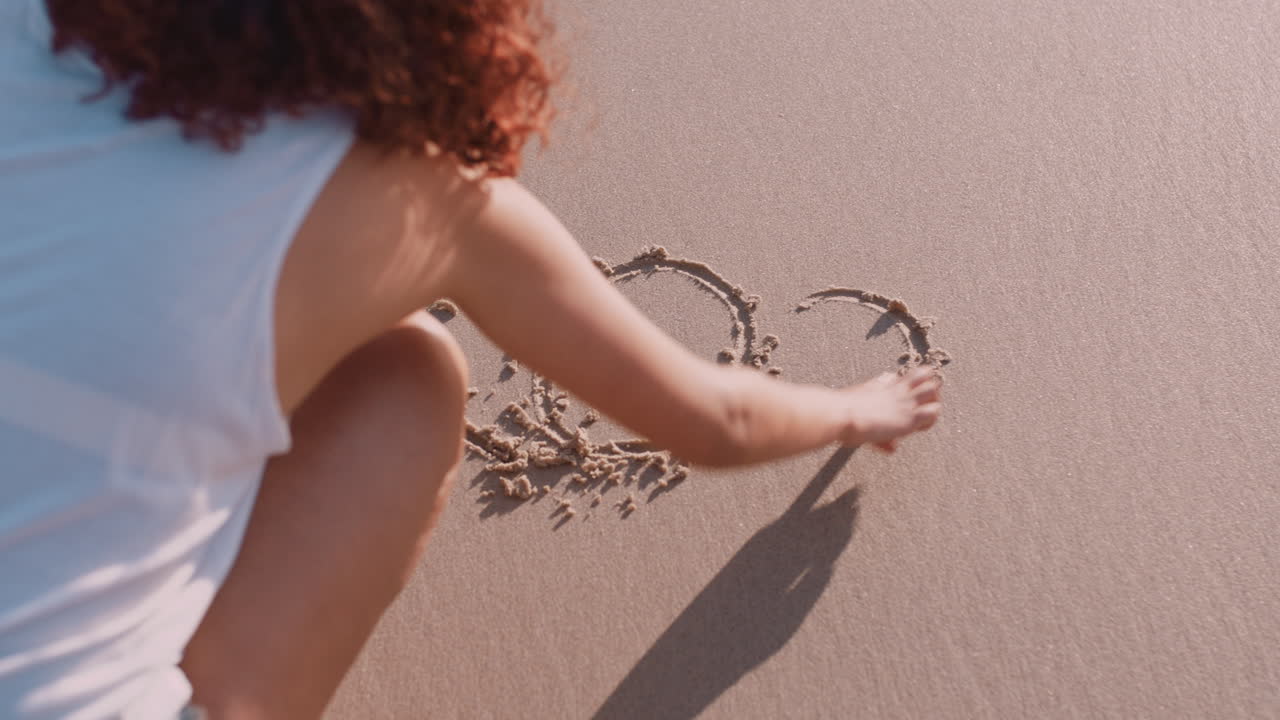 giovane donna che scrive 2019 sulla spiaggia sabbiosa per i viaggi di vacanze estive di celebrazione del nuovo anno
