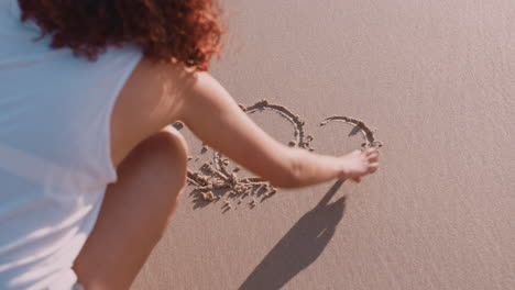 mujer joven escribiendo 2019 en la playa de arena para la celebración de año nuevo viajes de vacaciones de verano